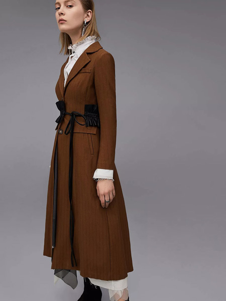 艾利欧女装品牌2019秋季新款纯色翻领九分袖风衣气质修身外套