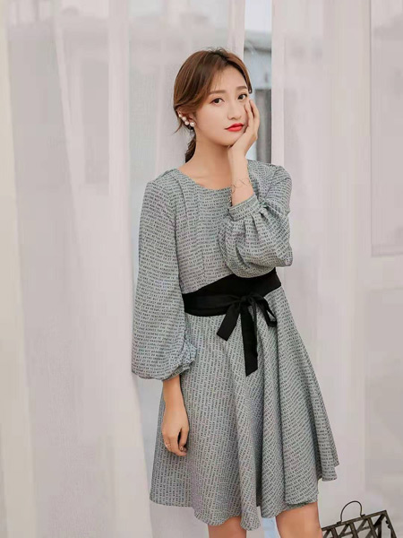 M+女装品牌2019秋季新款复古气质V领收腰显瘦长袖连衣裙