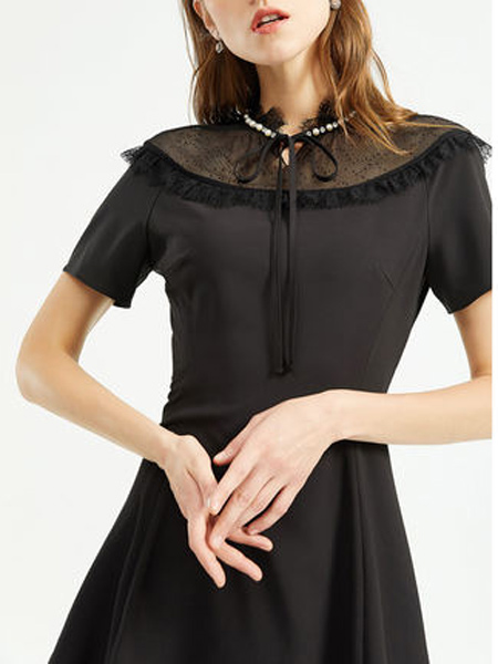 莱茵女装品牌2019春夏新款很仙的收腰气质洋气小黑裙法式复古蕾丝边领连衣裙