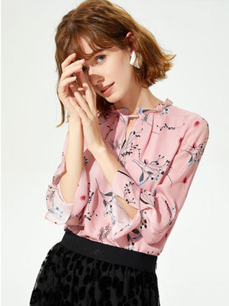 莱茵女装品牌2019秋季新款很仙的粉色印花上衣洋气木耳边喇叭袖衬衫