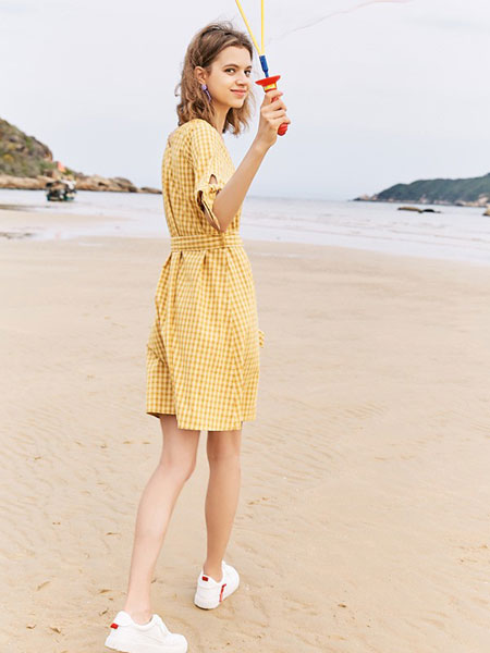 加末女装品牌2019春夏简约甜美黄色格子短袖V领高腰复古中长裙