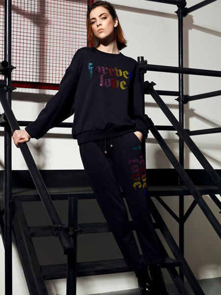 维斯提诺女装品牌2019秋季新款韩版宽松彩色字母长袖时尚百搭T恤