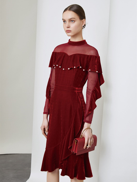 红凯贝尔女装品牌2019秋季新款名嫒长袖红色蕾丝拼接不规则荷叶边连衣裙
