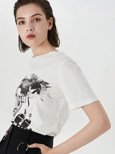 荷比俪女装品牌2019春夏新款白色休闲宽松时尚感短袖上衣印花t恤