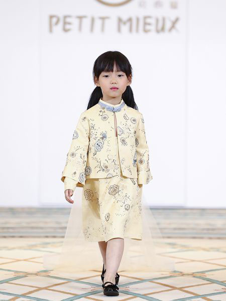 贝的屋童装品牌2019春夏钉珠刺绣立领连衣裙