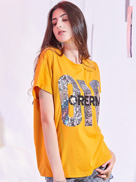 卡布依女装品牌2019春夏新款黄色宽松漏洞字母上衣贴布亮片T恤