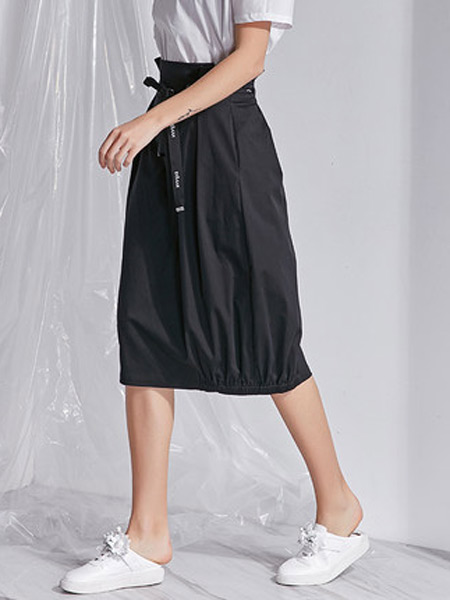 卡布依女装品牌2019春夏新款棉料黑色系带中长半身裙