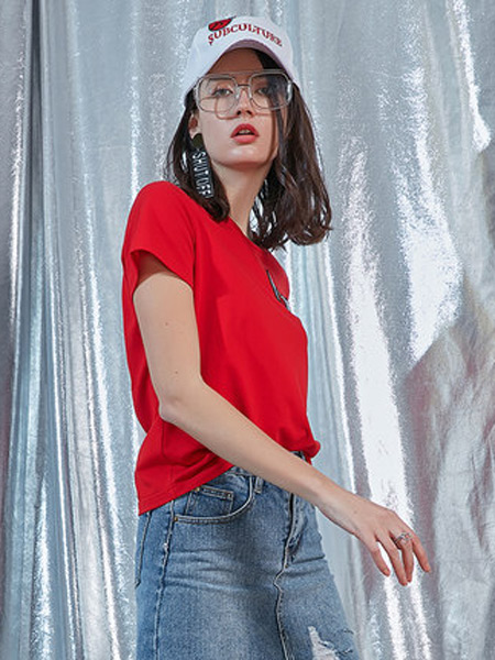 卡布依女装品牌2019春夏新款刺绣红色圆领短袖T恤