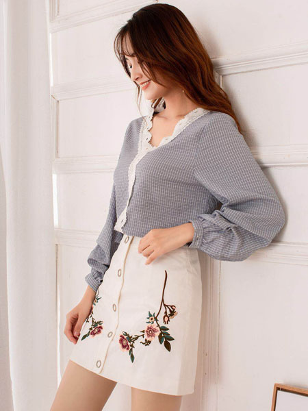 蓝缇儿女装品牌2019春夏新款女范衬衣设计感小众上衣时尚格子洋气衬衫