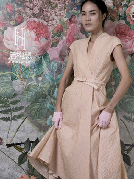 后构想女装品牌2019秋季新款裸粉色中长款短袖V领连衣裙显瘦