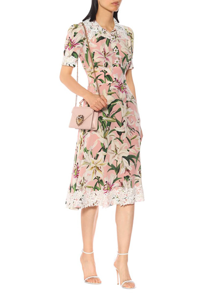 佛瑞塔女装品牌2019春夏新款镂空翻领短袖单排扣收腰印花大摆水溶花拼接中长款连衣裙