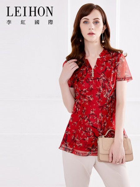 李红国际女装品牌2019春夏新款通勤红色褶皱V领印花网纱衫