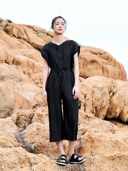 BUKHARA布卡拉女装品牌2019春夏新款黑色条纹坠感阔腿连体裤