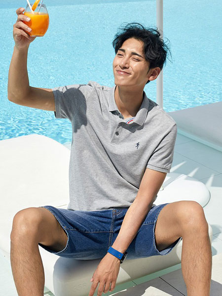 与狼共舞男装品牌2019春夏灰色纯色Polo衫