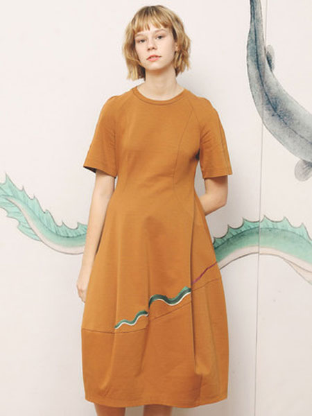 幻走女装品牌2019春夏新款圆领青鳗印花收腰针织连衣裙