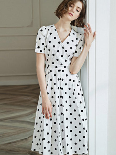 颜域女装品牌2019春夏新款短袖收腰显瘦优雅白色V领波点连衣裙