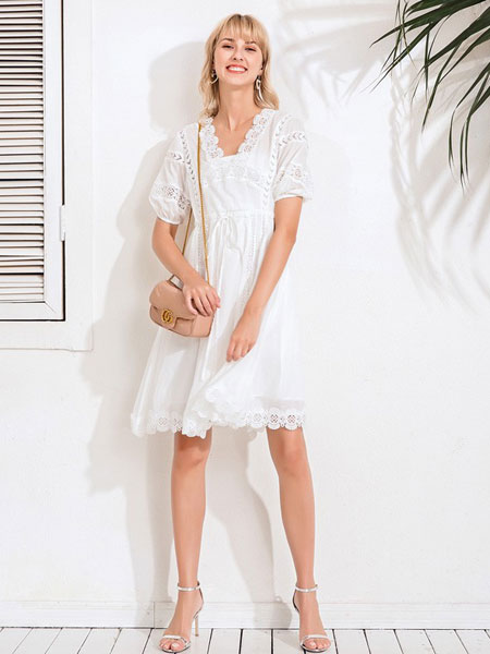巴利女装品牌2019春夏蕾丝V领镂空露背系带收腰气质连衣裙
