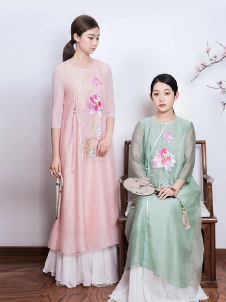 久亿女装品牌2019春夏中国风粉色刺绣裙