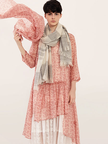 意澳女装品牌2019秋冬无袖印花连衣裙