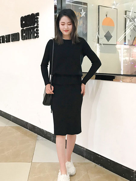 贝书女装品牌2019秋冬时尚潮流黑色卫衣