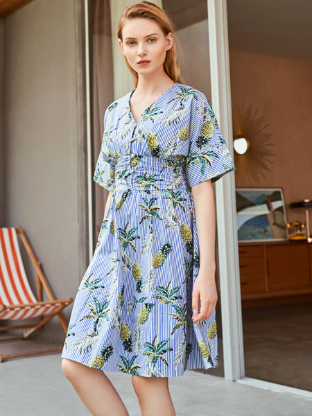 欧玥女装品牌2019春夏印花宽松显瘦V领竖条纹高腰沙滩连衣裙