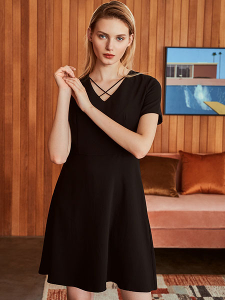 欧玥女装品牌2019春夏简单大方新款时尚气质短款连衣裙