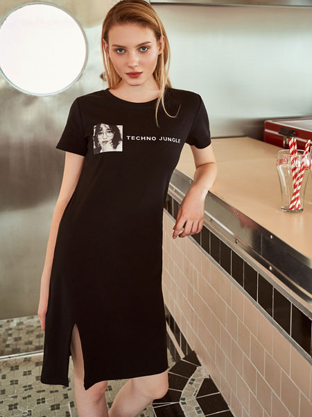 欧玥女装品牌2019春夏短袖印花开叉宽松大码连衣裙