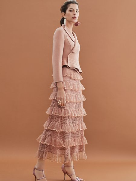 红贝缇女装品牌2019秋冬修身针织衫+蕾丝蛋糕吊带裙两件套装