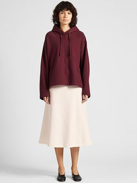 佛瑞塔女装品牌2019秋冬连帽短款卫衣