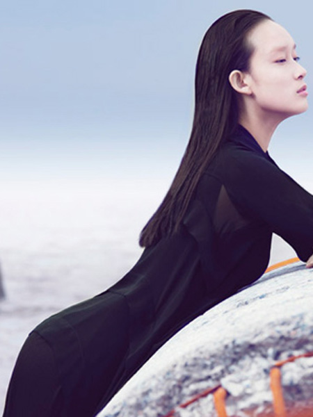 歌润达其他品牌2019春夏黑色纱织女性套装