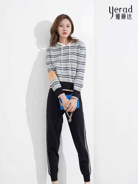 娅丽达女装品牌2019秋冬条纹连帽卫衣