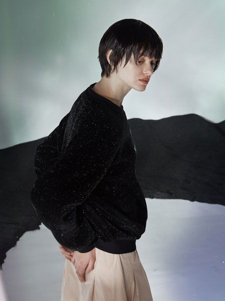 UZZU女装品牌2019秋冬黑色保暖上衣长袖