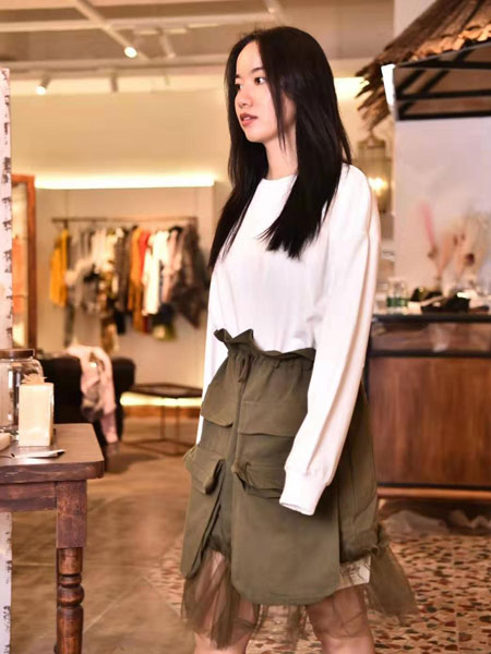 AttinaLife阿缇娜女装品牌2019秋冬白色长袖上衣 清新显气质
