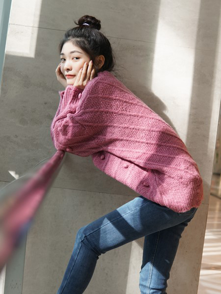 宣言女装品牌2019秋冬新款粉色针织毛衣
