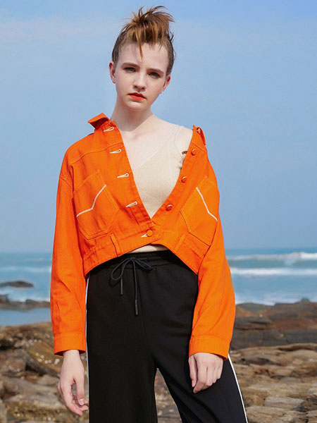 UZZU女装品牌2020春夏新款性感纽扣外套