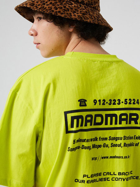 MADMARS2020春夏宽松落肩路标图案后背字母印染男女同款圆领短袖T恤_绿色