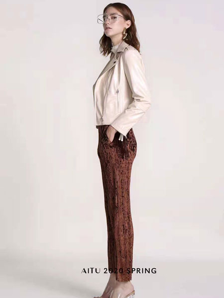 艾托奥女装品牌2020春夏新款纯色纽扣外套