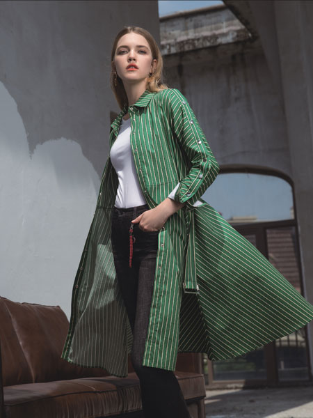 浩洋国际女装品牌2020春夏新款纯色纽扣大衣