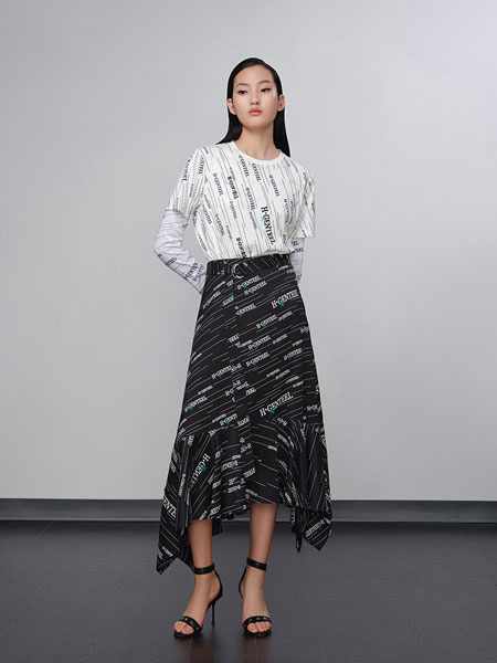 荷比俪女装品牌2020春夏新款印字涂鸦风格半身裙