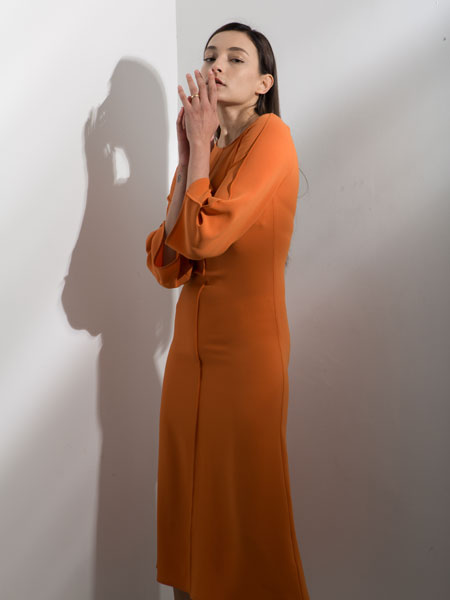 阿莱贝琳女装品牌2020春夏新款纯色长款气质连衣裙