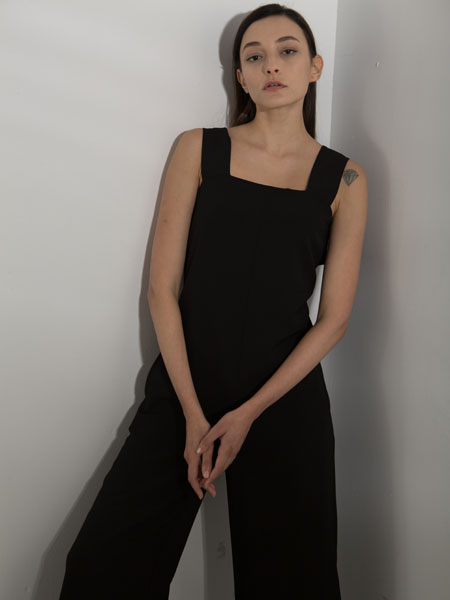 阿莱贝琳女装品牌2020春夏新款纯色简洁吊带连体衣
