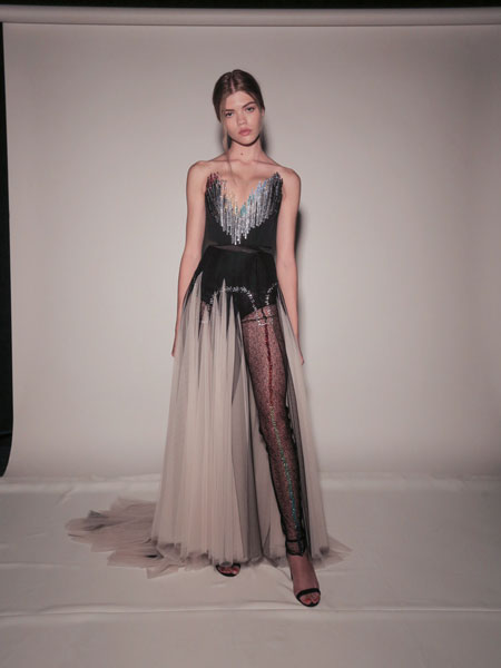 Frolov女装品牌2020春夏紧身胸衣带有“彩虹”手工刺绣连衣裙