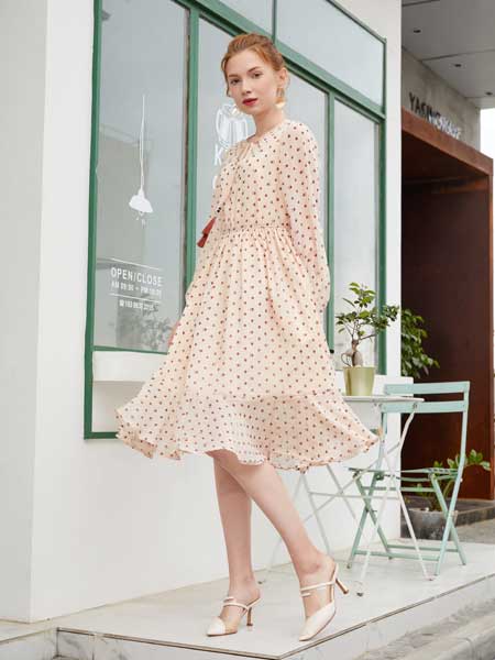 金蝶茜妮女装品牌2020春夏新款纯色蕾丝连衣裙