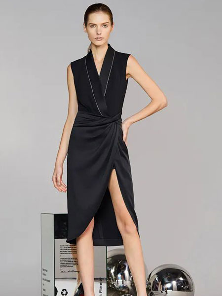 维斯提诺女装品牌2020春夏新款显气质纯色开叉连衣裙