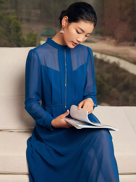 粉蓝时尚女装品牌2020春夏新款纯色优雅透纱连衣裙