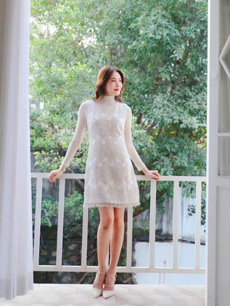 臣枫女装品牌2020春夏新款纯色蕾丝碎花性感连衣裙