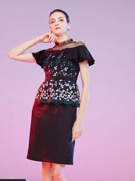 Mervyns 摩雯思女装品牌2020春夏新款纯色蕾丝绣花连衣裙