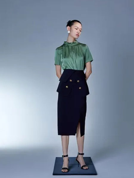 荷比俪女装品牌2020春夏新款纯色开叉纽扣半身裙
