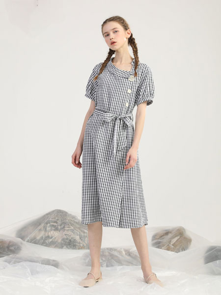 布伦圣丝女装品牌2020春夏新款纯色格纹气质连衣裙