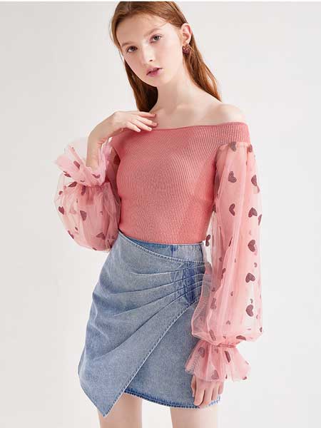 糖力潮品(TAMMYTANGS)女装品牌2020春夏新款网纱拼接长袖修身短款一字肩针织衫